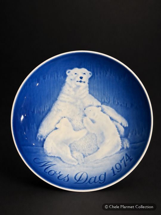 Blue and white plate showing a polar bear with two cubs.